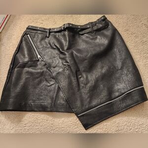 Black Vegan Leather Skirt Zipper Details Fully Lined Back Zip Soncy 14/16 NEW